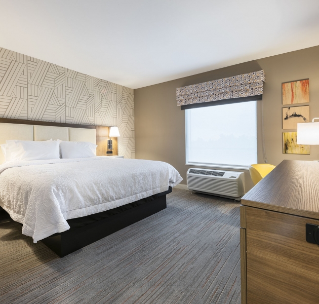 Hampton Inn & Suites King Room Charlottetown PEI